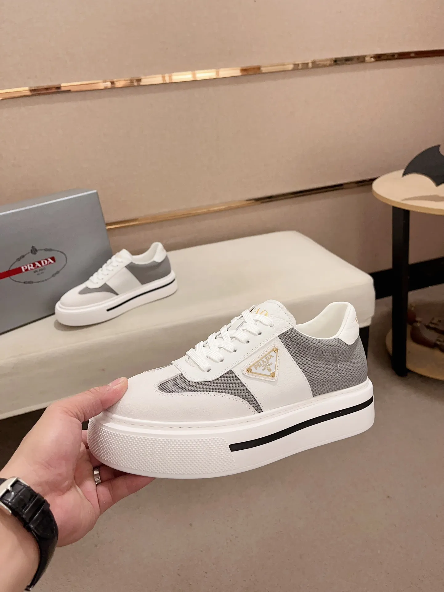 Men's shoes 💰 580💰 ✔️✔️✔️Higher version High-quality new PRADA (Prada) counters are launched simultaneously. The new men's shoes and 😘 fabrics are made of high-tech glue-spraying technology. Lining: Full cowhide lining. 👍🏿 High-end ☄️ air-cushion molded anti-slip rubber outsole, exquisite lines, simple and elegant, comfortable and high-end for leisure travel. Code number: 38 to 44 (45 can be customized and cannot be returned or exchanged)